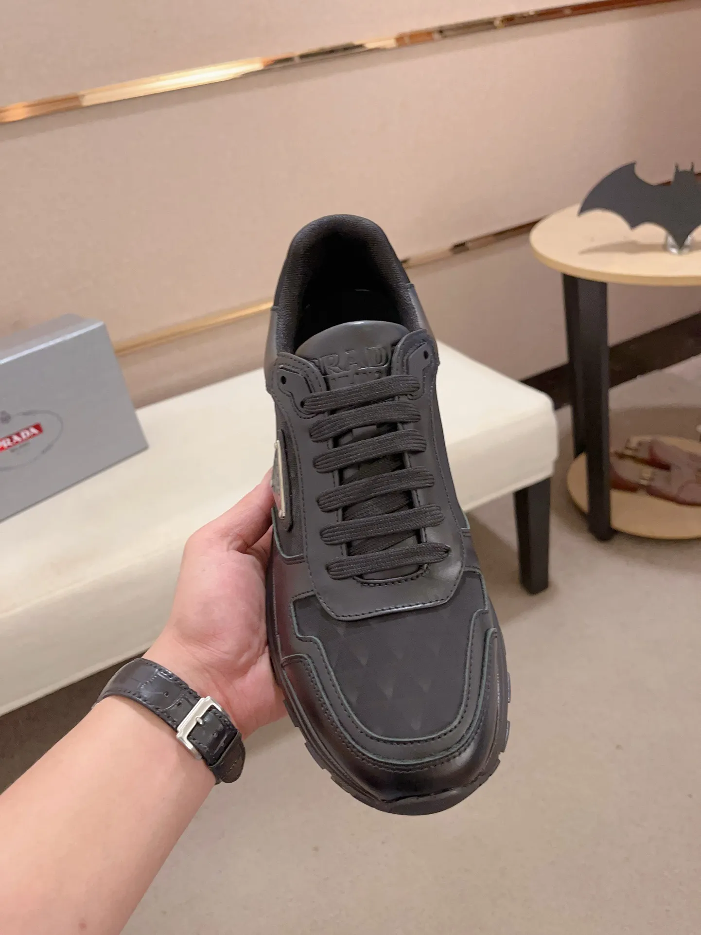 Men's shoes 💰 560 💰 (high version) new Prada (Prada) high-tops are launched at the same time, new men's shoes, 😘fabrics are selected from waterproof technical cloth. First layer cowhide lining. 👍🏿Original molded anti-slip rubber outsole, with exquisite lines, simple and elegant, comfortable and high-end for leisure travel. Number of yards: 38 to 44. (Can be customized for 45.46.)